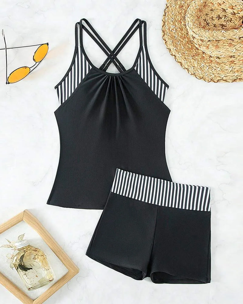 Kostium kąpielowy bez ramiączek w kontrastowe paski i szorty